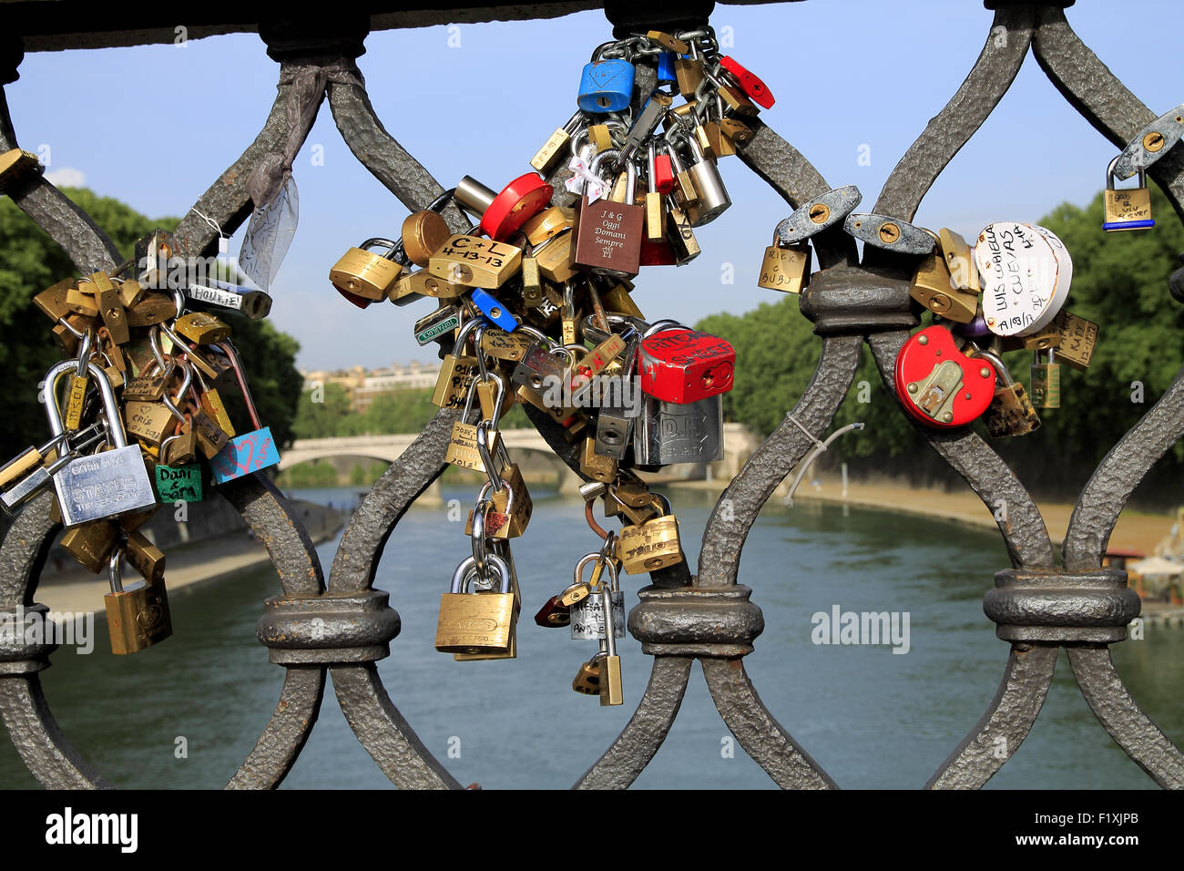 Love lock sur le pont Sant'Angelo sur le Tibre. Rome, Italie. Banque D'Images
