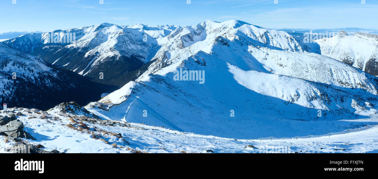 Panorama de montagne d'hiver. L'Kasprowy Wierch dans les Tatras Occidentales (Pologne). Banque D'Images
