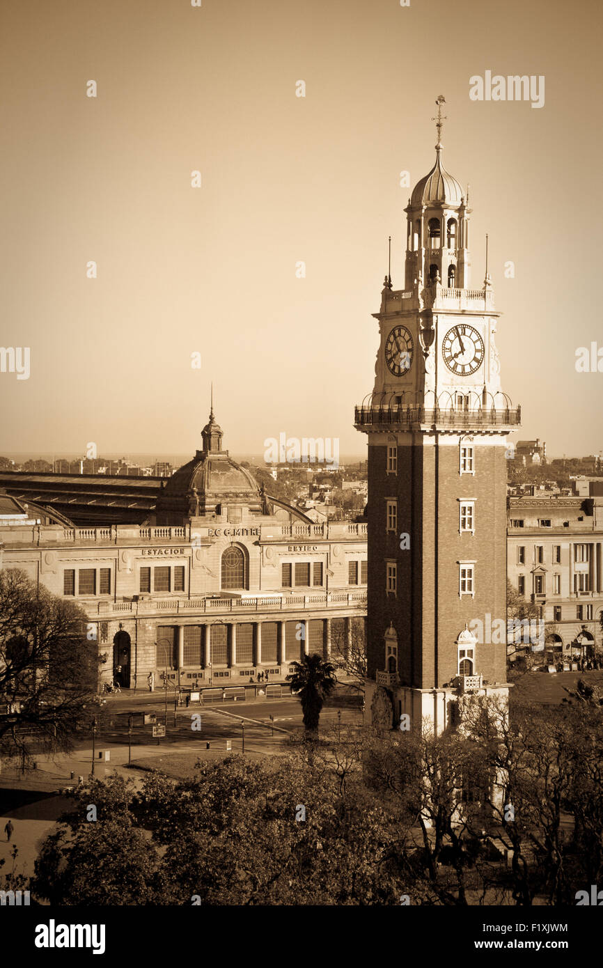 High angle view of Torre Monumental, Plaza Libertador General San Martin, Retiro, Buenos Aires, Argentine Banque D'Images