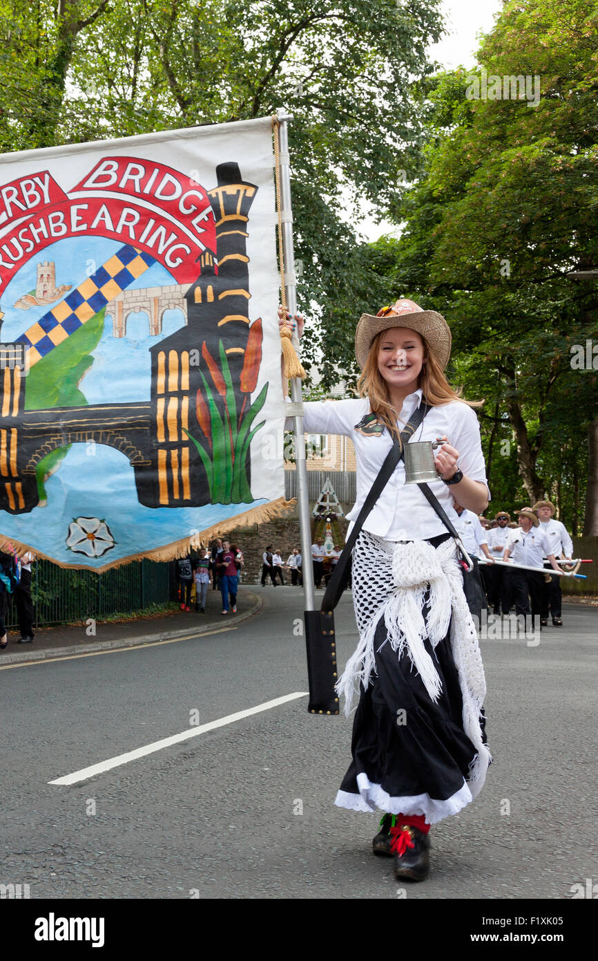 Jeune femme tenant la bannière de l'Rushbearing procession festival, Sowerby Bridge, West Yorkshire (MR possible - voir desc) Banque D'Images