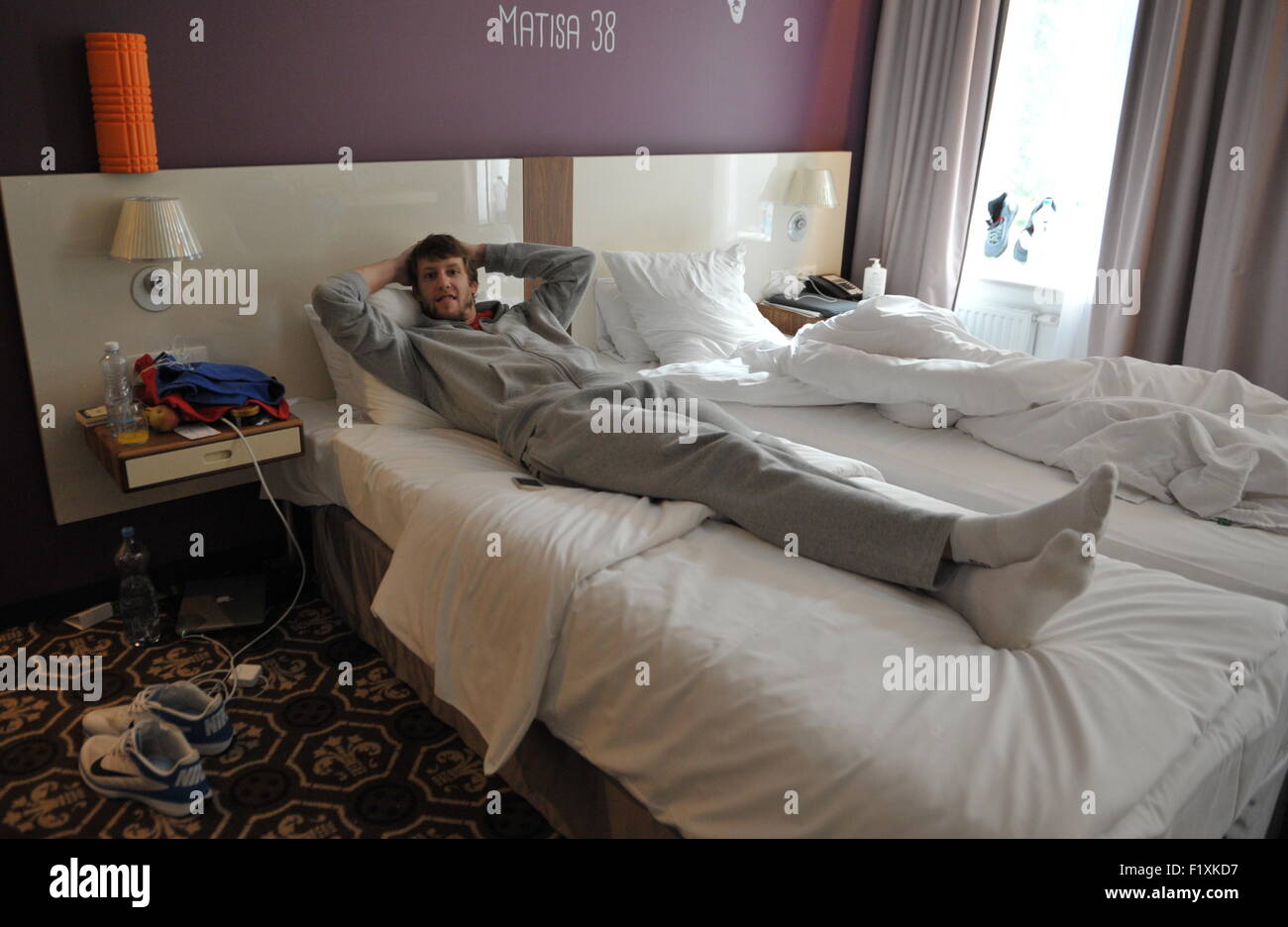 Riga, Lettonie. Sep 8, 2015. République tchèque de basket-ball player Jan Vesely repose dans l'hôtel appartement lors de l'EuroBasket 2015 (championnat de basket européen), à Riga, en Lettonie, le mardi 8 septembre 2015. Crédit : David Svab/CTK Photo/Alamy Live News Banque D'Images