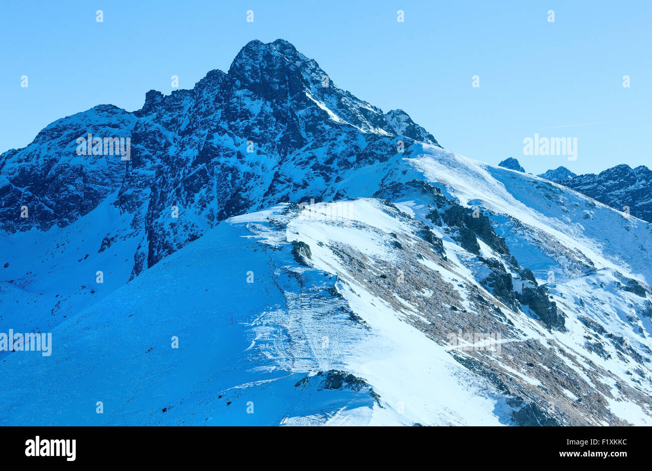 Paysage de montagne d'hiver. L'Kasprowy Wierch dans les Tatras Occidentales (Pologne). Banque D'Images