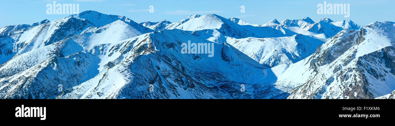 Panorama de montagne d'hiver. L'Kasprowy Wierch dans les Tatras Occidentales (Pologne). Banque D'Images