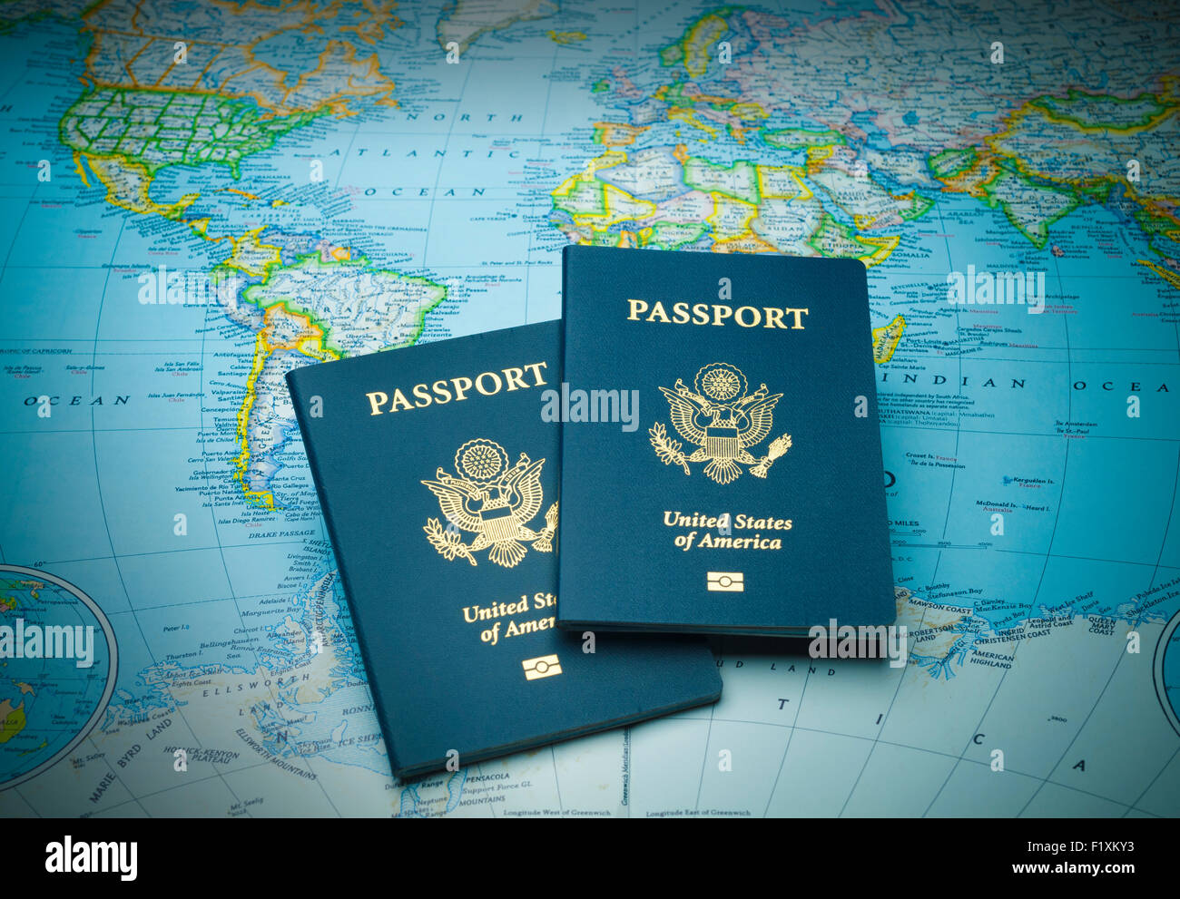 Les passeports voyage sur une carte du monde prêt pour toute destination exotique Banque D'Images