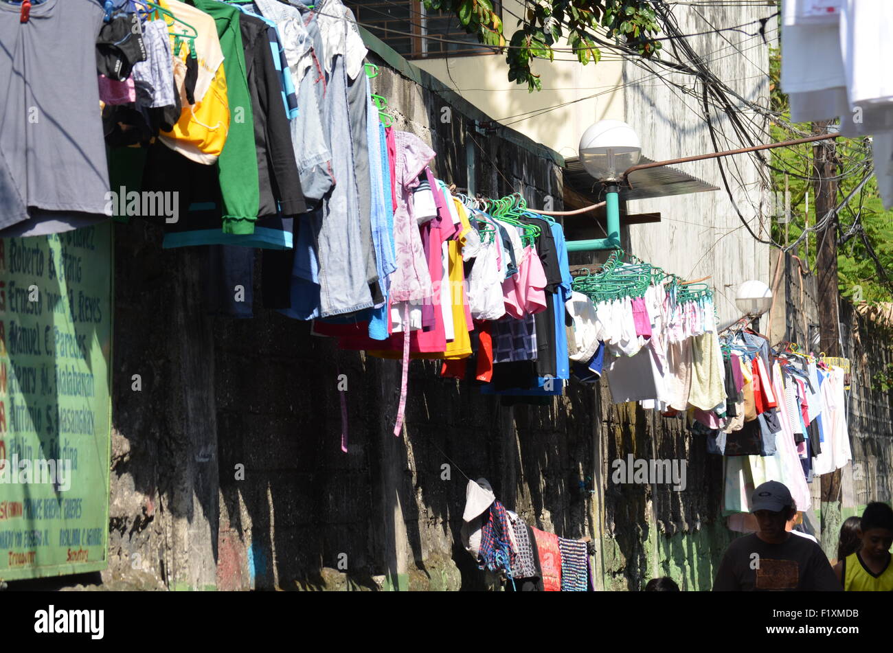 Une ligne pleine de lave-linge à sécher au soleil. Il s'agit de la vue réguliers qui accueille les visiteurs toM.DelaCruz une ofManila,backstreet Banque D'Images