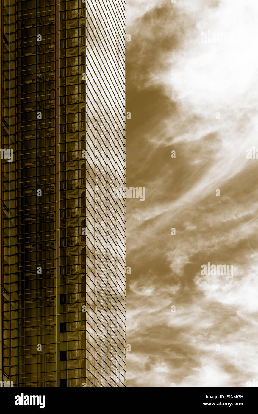 Split tonique vue d'un ciel dramatique et gratte-ciel de Londres sur un jour de fin d'été ensoleillé Banque D'Images