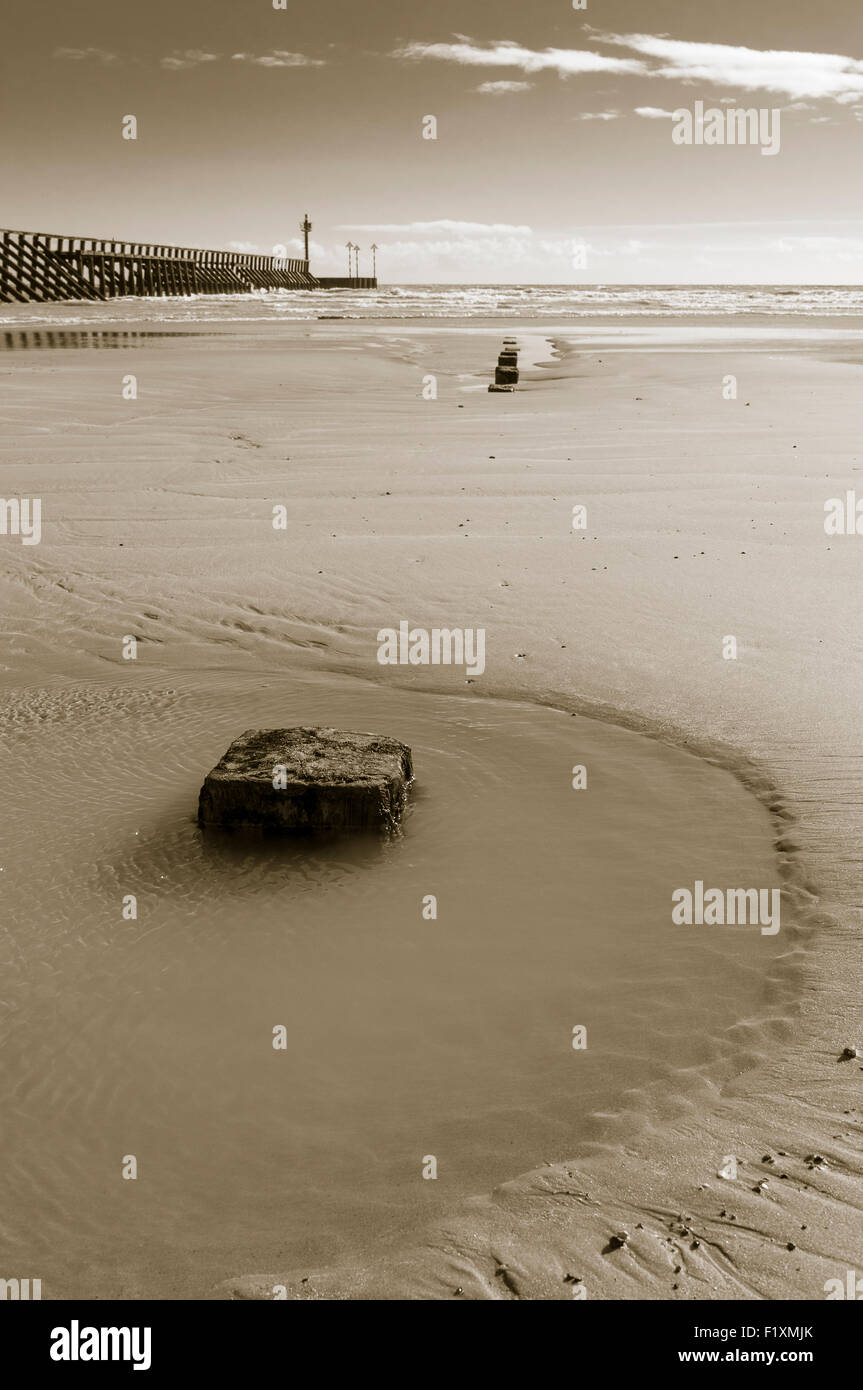 Split shot aux couleurs d'un bassin de marée dans le sable à West Beach, Littlehampton, West Sussex Banque D'Images