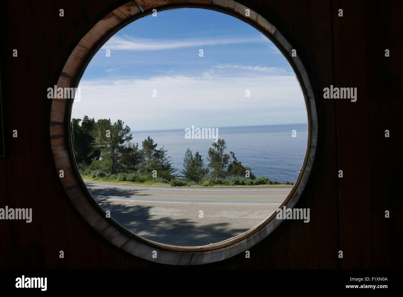 Vue sur autoroute de la côte Pacifique et l'océan à partir de la fenêtre d'un café en route de San Francisco à Los Angeles Banque D'Images