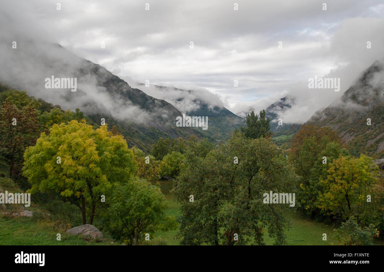 Foggy mountains dans un matin d'hiver Banque D'Images