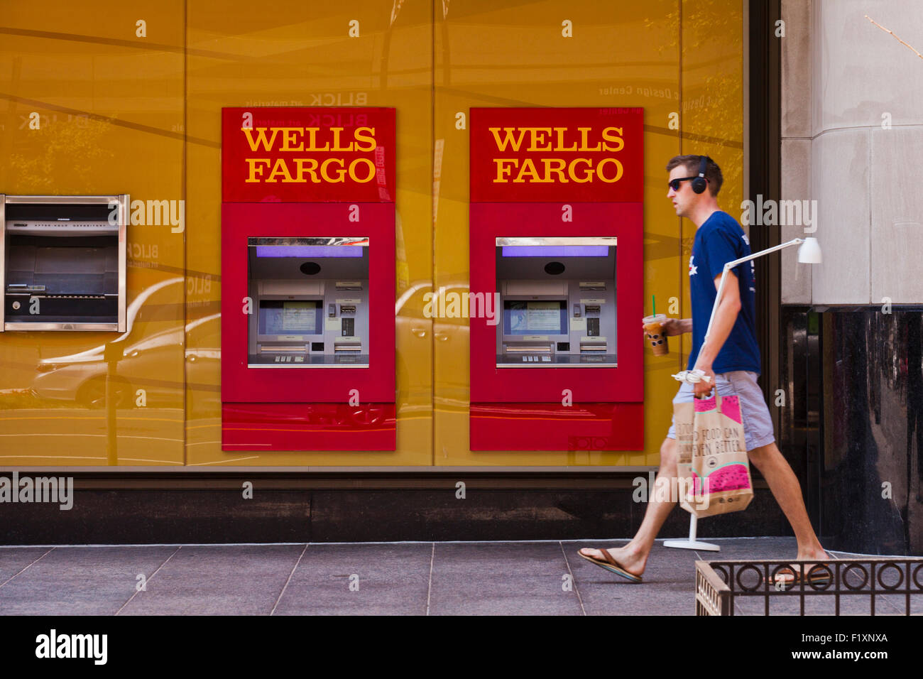 Homme waling par distributeur de Wells Fargo - USA Banque D'Images