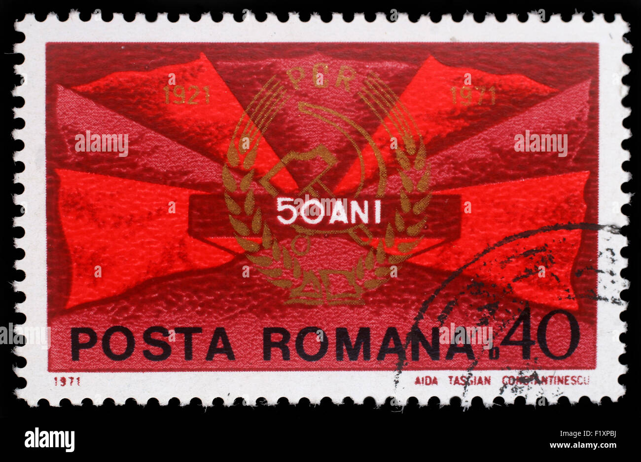 Timbres en Roumanie montre les drapeaux rouges et du parti communiste d'un insigne, 50 ans P.C.R., vers 1971. Banque D'Images