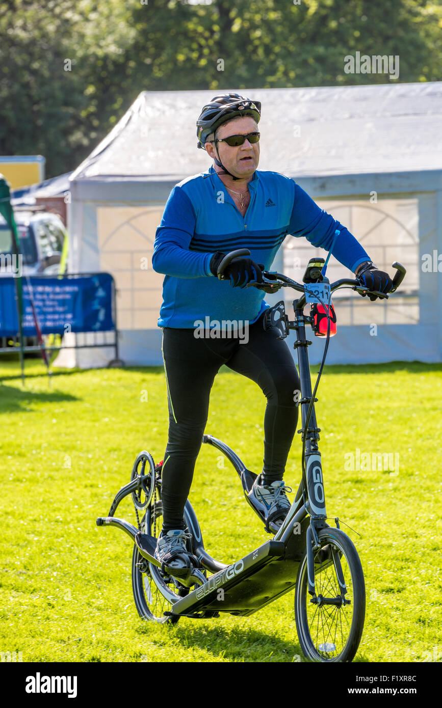 Un cycliste, équitation un vélo d'elliptigo défendre la finition 20k à vélo les sculpteurs liens sponsorisés Marathon 2015 Wolverhampton UK Banque D'Images Un cycliste, équitation un vélo d'elliptigo défendre la finition 20k à vélo les sculpteurs liens sponsorisés Marathon 2015 Wolverhampton UK Banque D'Images
