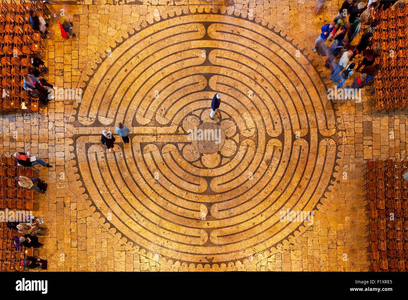 En France, en Eure et Loir, Chartres, la cathédrale inscrite au Patrimoine Mondial de l'UNESCO, le Labyrinthe symbolisant le chemin de la Terre vers Dieu Banque D'Images