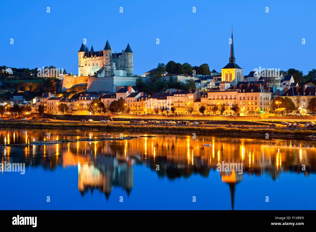 La France, dans le Maine et Loire, Vallée de la Loire classée au Patrimoine Mondial de l'UNESCO, Saumur, château de Saumur le long de la Loire Banque D'Images