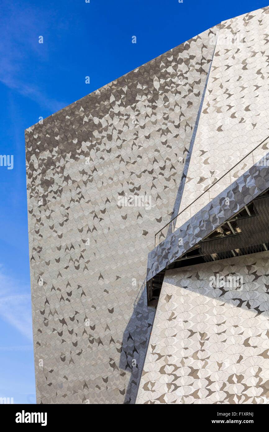 France, Paris, la Philarmonie de Paris par l'architecte Jean Nouvel, touche de finition Banque D'Images