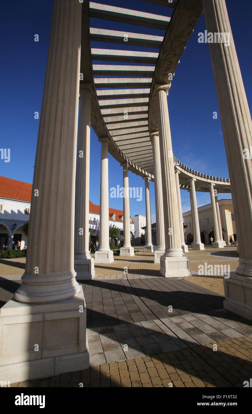 Colonnade moderne du centre commercial de Sv. Kriz Zacretje, Croatie le 21 septembre 2014 Banque D'Images