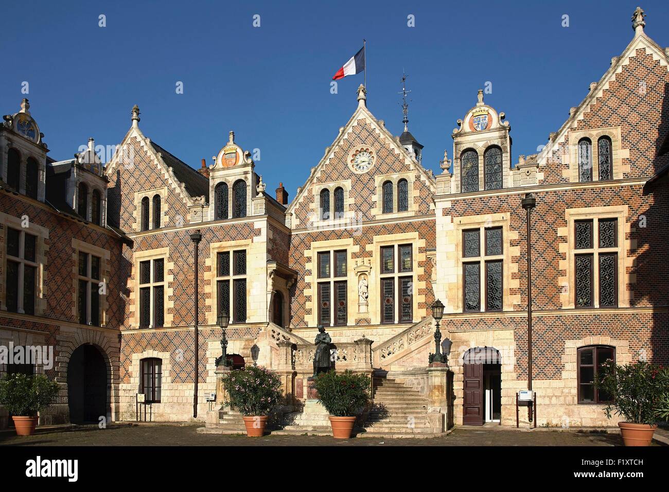 France, Loiret, Orleans, hôtel Groslot, statue de Jeanne d'Arc Banque D'Images