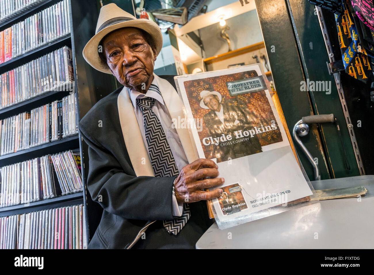United States, New York, Memphis, Bluesman Clyde Hopkins dans Memphis Music record shop sur Beale Street Banque D'Images