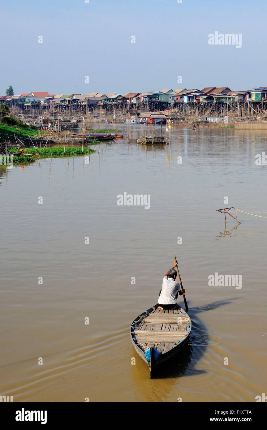 Le Cambodge, la province de Siem Reap, Kompong Khleang, Tonle Sap, en bateau sur la rivière avec des maisons sur pilotis Banque D'Images