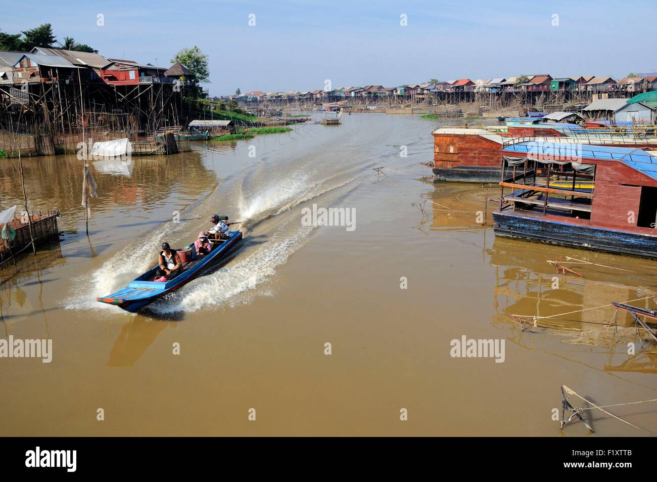 Le Cambodge, la province de Siem Reap, Kompong Khleang, Tonle Sap, en bateau sur la rivière avec des maisons sur pilotis Banque D'Images