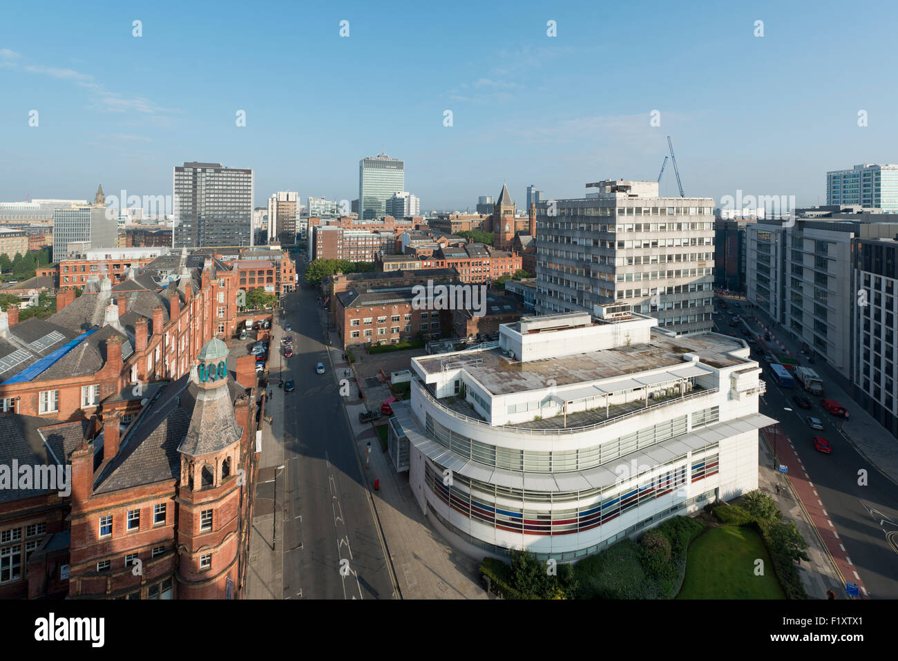 Une photo de la ville de Manchester, au Royaume-Uni, avec divers grands bâtiments et gratte-ciel. Banque D'Images