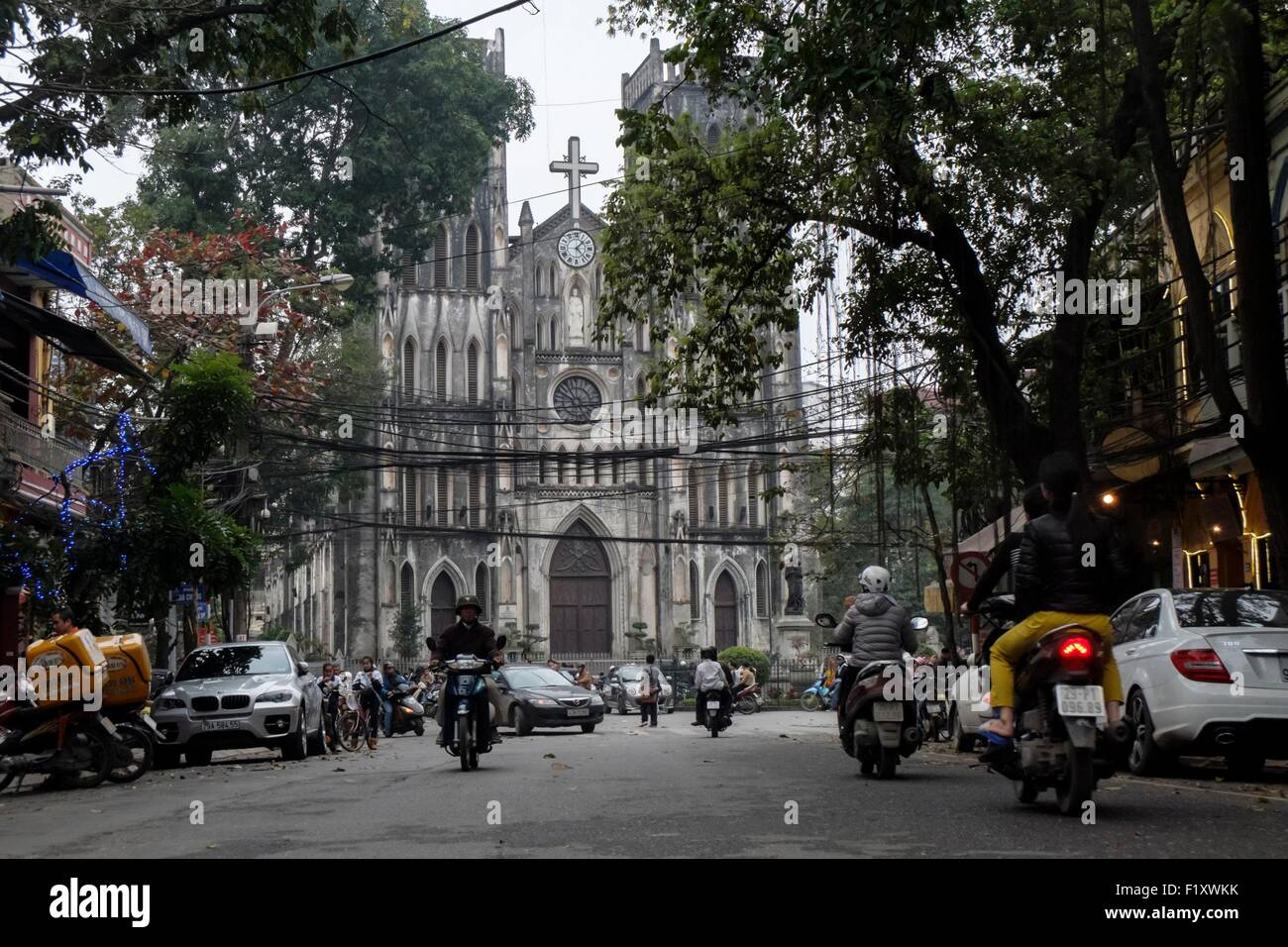 Vietnam, Hanoi, la vieille ville, le trafic dans la rue Nha Tho Banque D'Images