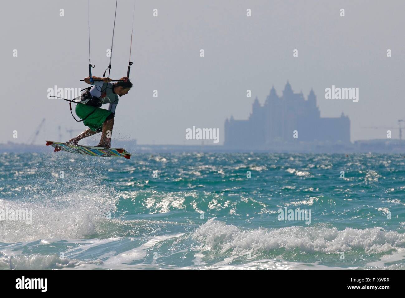 Emirats Arabes Unis, Dubaï, Jumeirah, Kite Beach, kitesurfer Banque D'Images