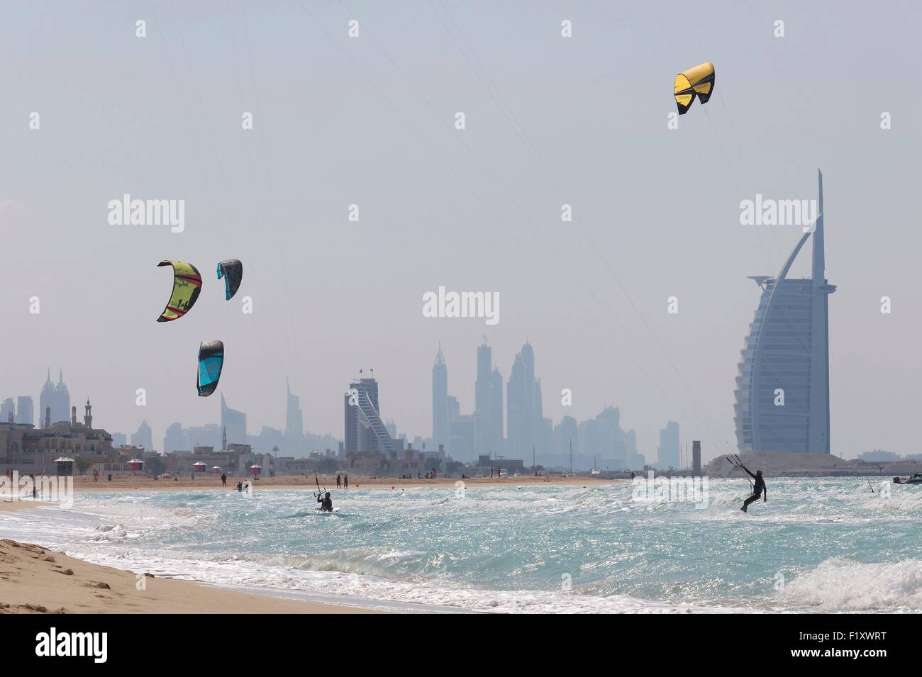 Emirats Arabes Unis, Dubaï, Jumeirah, Kite Beach, kitesurfer Banque D'Images