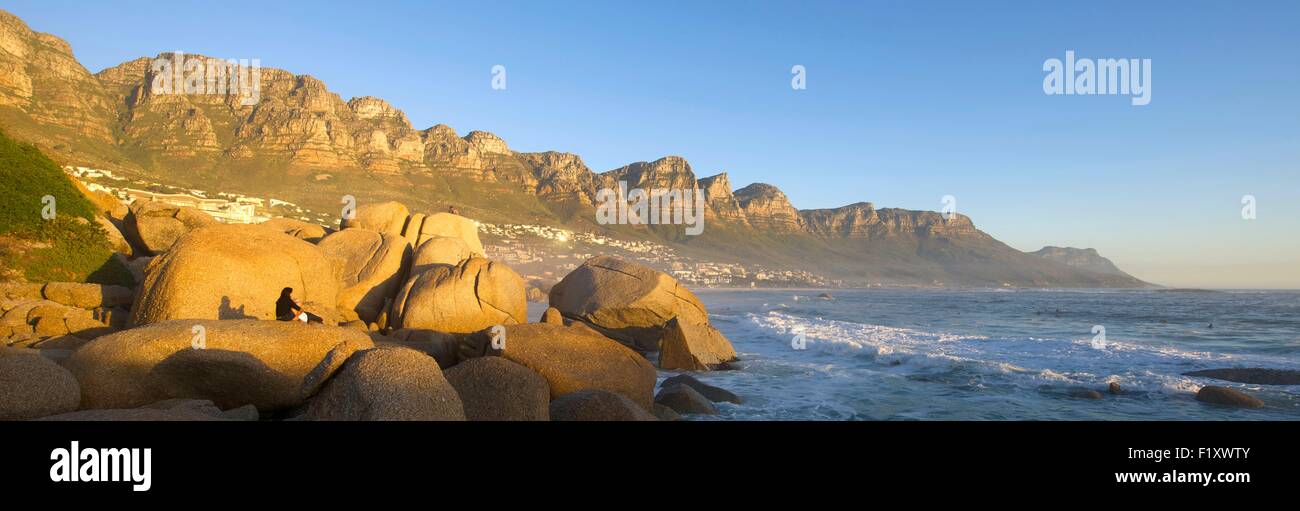 L'Afrique du Sud, Western Cape, Cape Town, Camps Bay, la plage et les douze apôtres mountain Banque D'Images