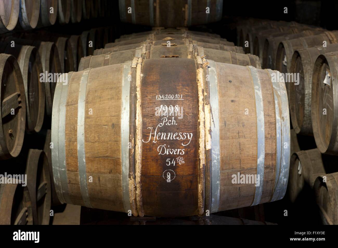 France, Charente, Cognac, Hennessy cognac House, Cave, baril inscrit à la craie Banque D'Images