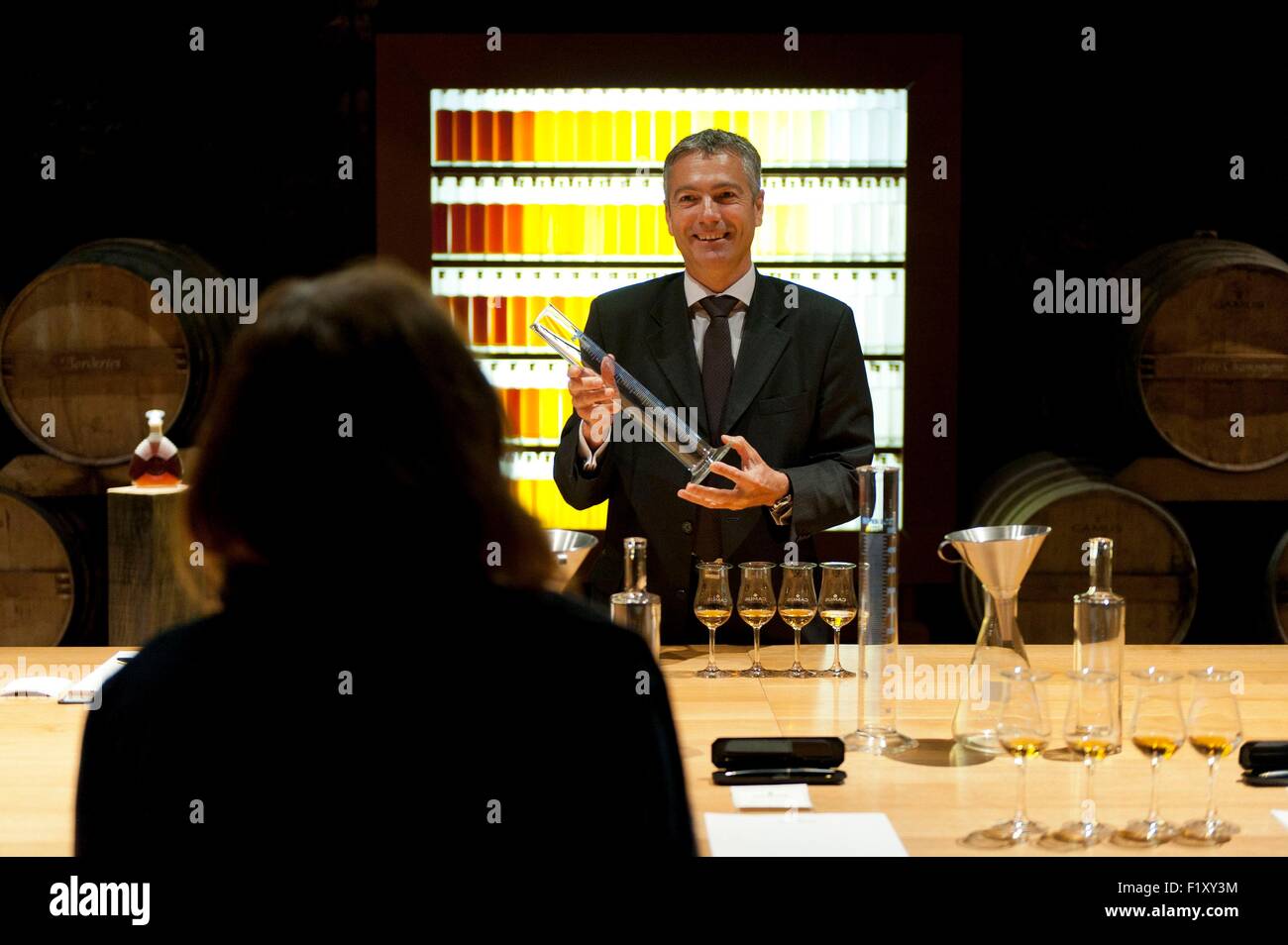 France, Charente, Cognac, cognac Camus, master blender atelier sous la direction de Patrick Leger maître de chai Banque D'Images