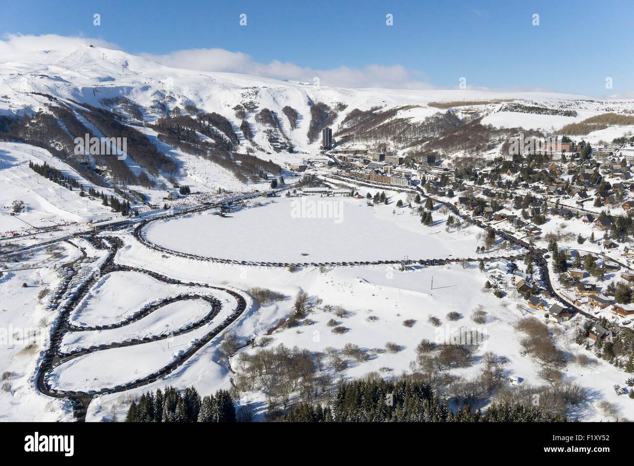 France, Puy-de-Dôme, Besse et Saint Anastaise, Parc Naturel Régional des  Volcans d'Auvergne, Sancy, station de ski Super Besse (vue aérienne Photo  Stock - Alamy