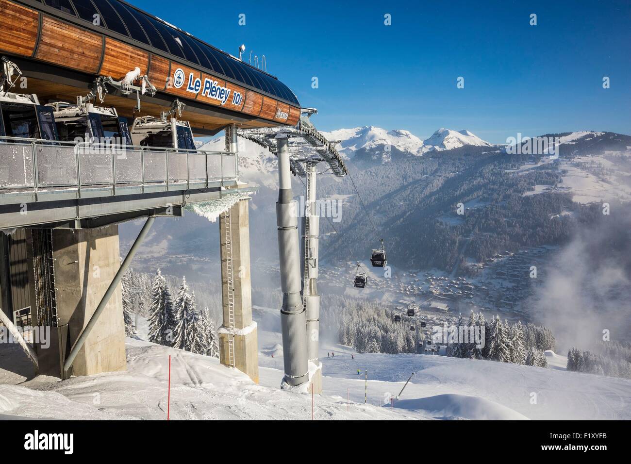 France, Haute Savoie, Morzine, la vallée d'Aulps, station de ski des Portes  du Soleil, massif du Chablais, télécabine du Pleney Photo Stock - Alamy