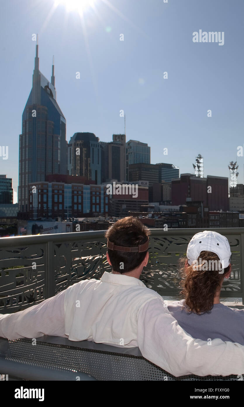 Couple assis tout en regardant la ville de Nashville Banque D'Images