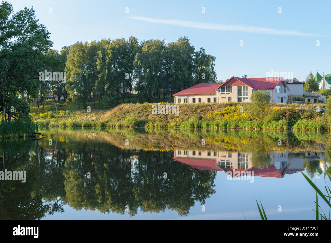 Nouvelle maison en brique sur le lac (étang) Banque D'Images