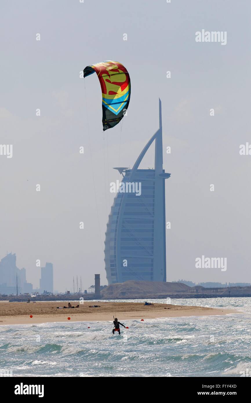 Emirats Arabes Unis, Dubaï, Jumeirah, Kite Beach, kitesurfer Banque D'Images