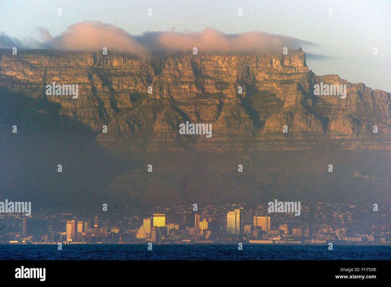 L'Afrique du Sud, Western Cape, Cape Town, Table Mountain, vue de Bloubergstrand Banque D'Images