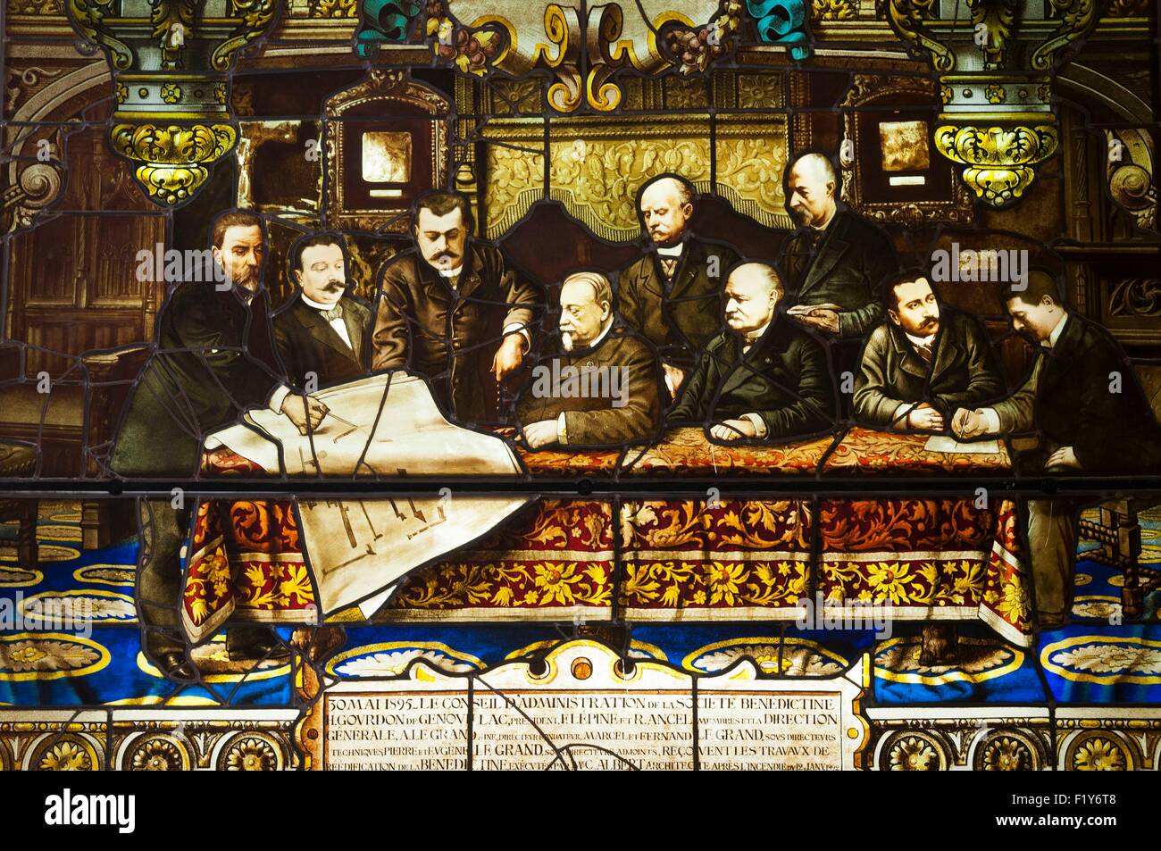 France, Seine Maritime, Pays de Caux, la Côte d'Albâtre, Fécamp, Palais Bénédictine de style renaissance et néo Renaissance vitrail représentant Alexandre le Grand qui ont commercialisé liqueur Bénédictine dans le hall d'un dôme entouré de ses associés Banque D'Images