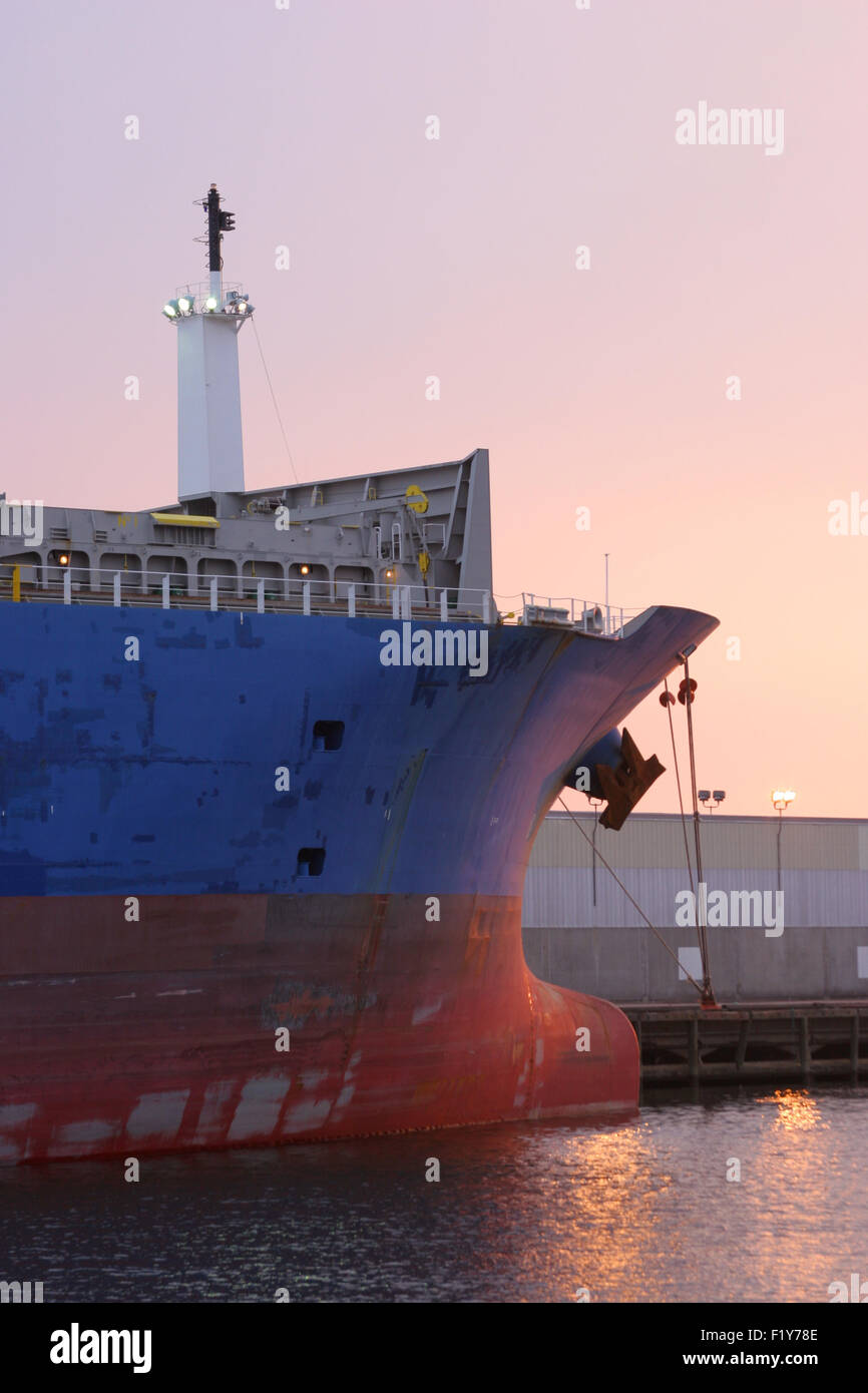 Amarré au port de fret au crépuscule Banque D'Images