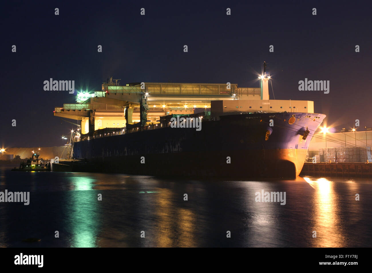 Amarré au port de fret de nuit Banque D'Images