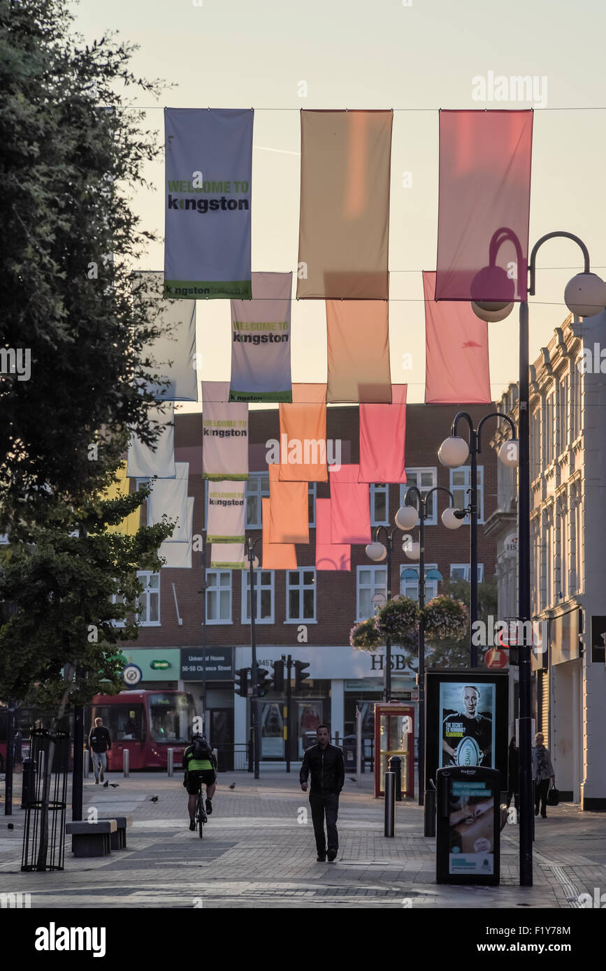 Kingston-upon-Thames high street avec des bannières Banque D'Images