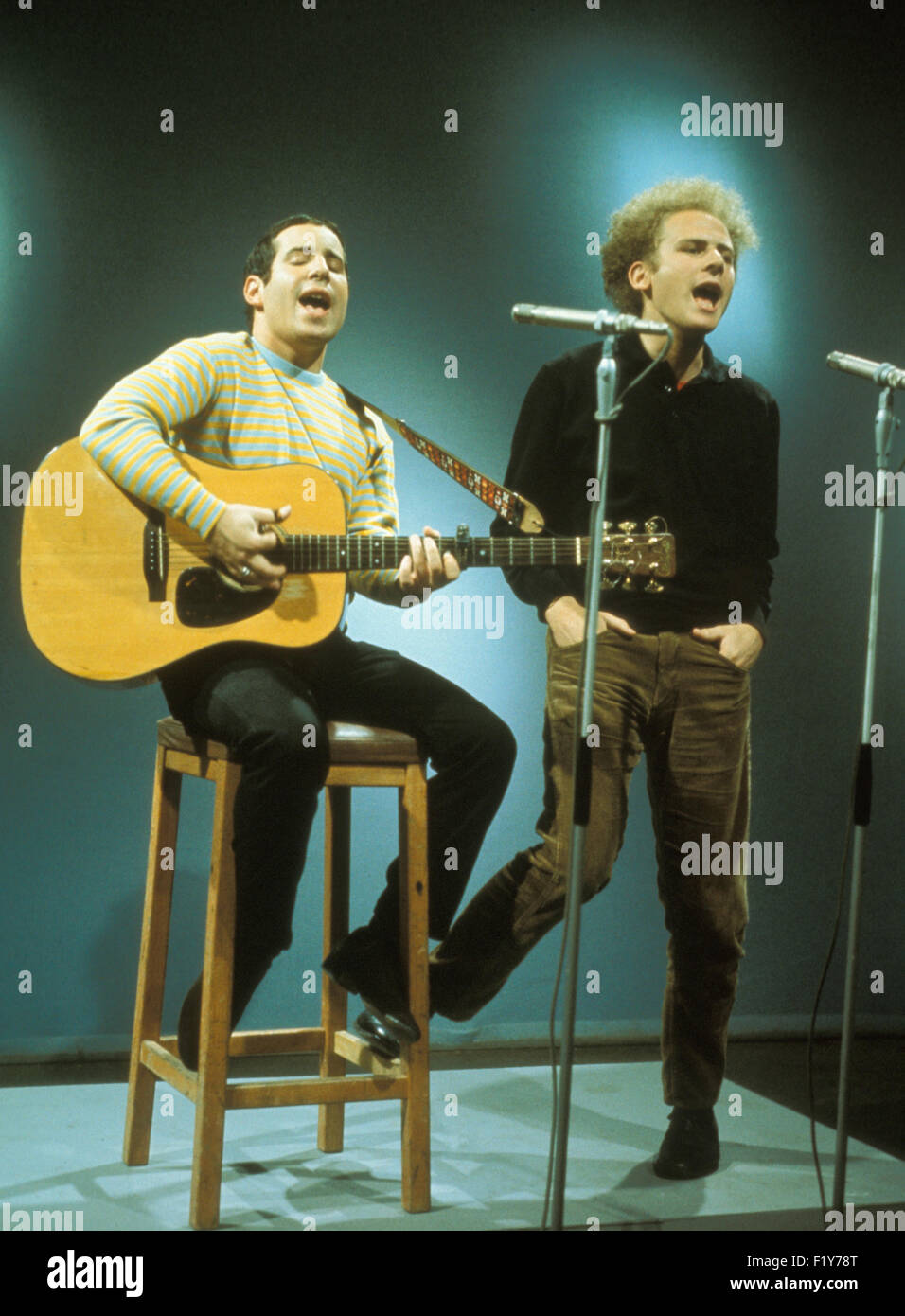 SIMON & GARFUNKEL duo folk américain vers 1983 avec Paul Simon à la guitare et Art Garfunkel. Photo : Tony Gale Banque D'Images