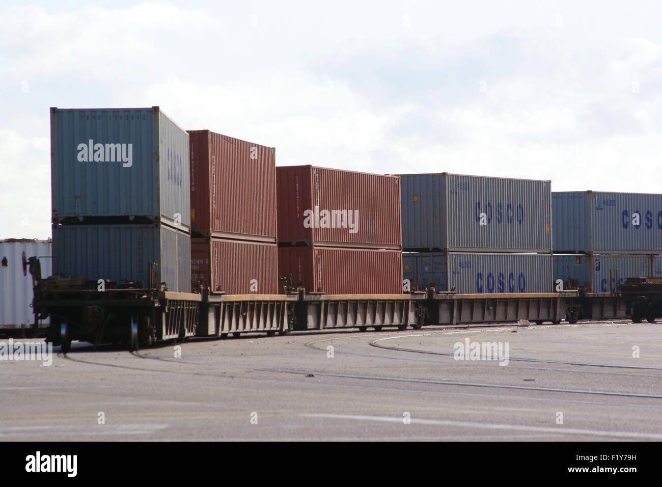 Sur les conteneurs sur wagons-dock à l'installation portuaire. Banque D'Images