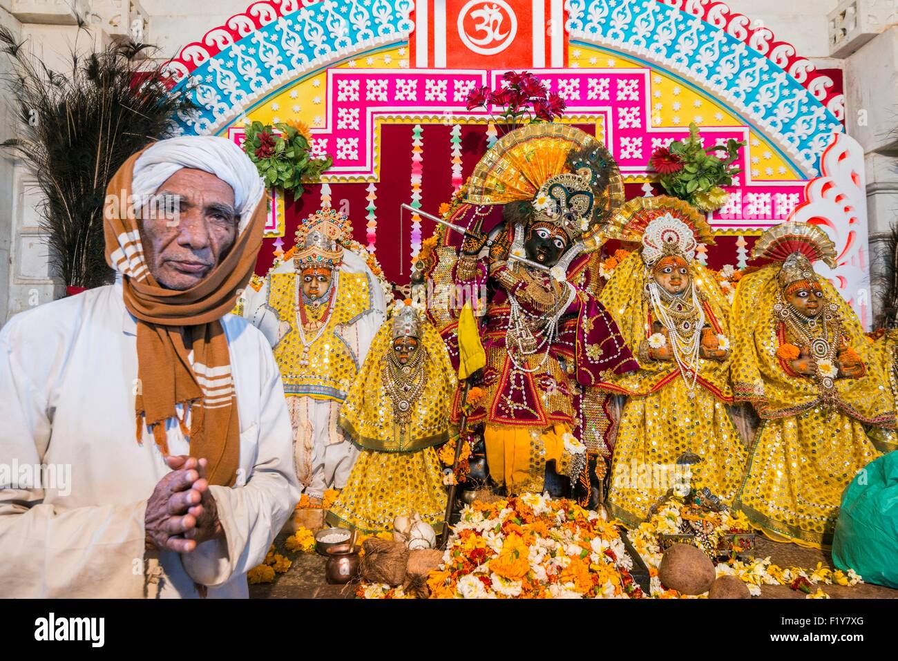 L'Inde, Rajasthan, Baneshwar, la foire annuelle de tribus Bhil est à la fois une ancienne, juste une fête religieuse et d'un carnaval, prêtre hindou Banque D'Images