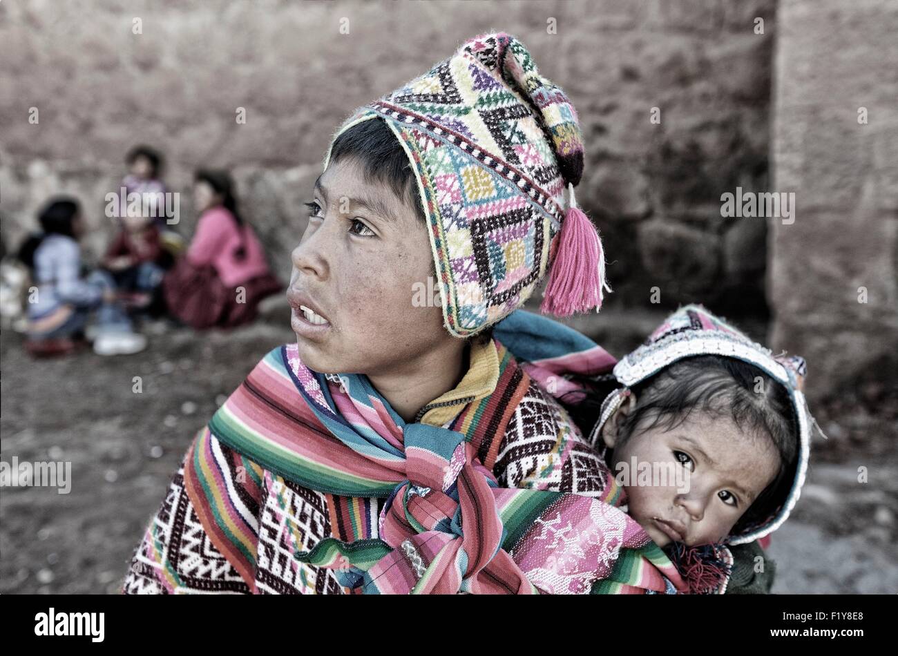 Le Pérou, Cuzco, Vallée Sacrée des Incas province, Pisac, fête de la Virgen del Carmen, un jeune Indien Quechua et sa petite sœur Banque D'Images