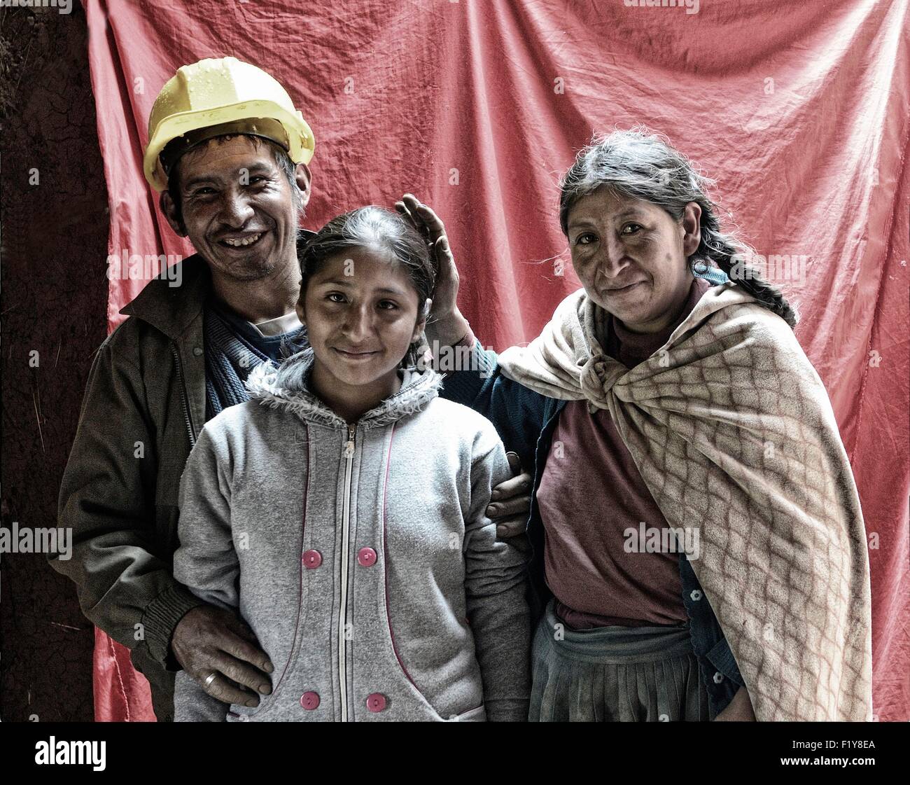 Le Pérou, Cuzco Province, Huasao, Nati et ses parents, l'un des enfants de l'un des 5 centres de formation gérés par la fondation de bienfaisance de Niños Unidos Peruanos qui est en charge de 600 enfants de la rue et fournit de l'éducation, de soins et de l'alimentation Banque D'Images
