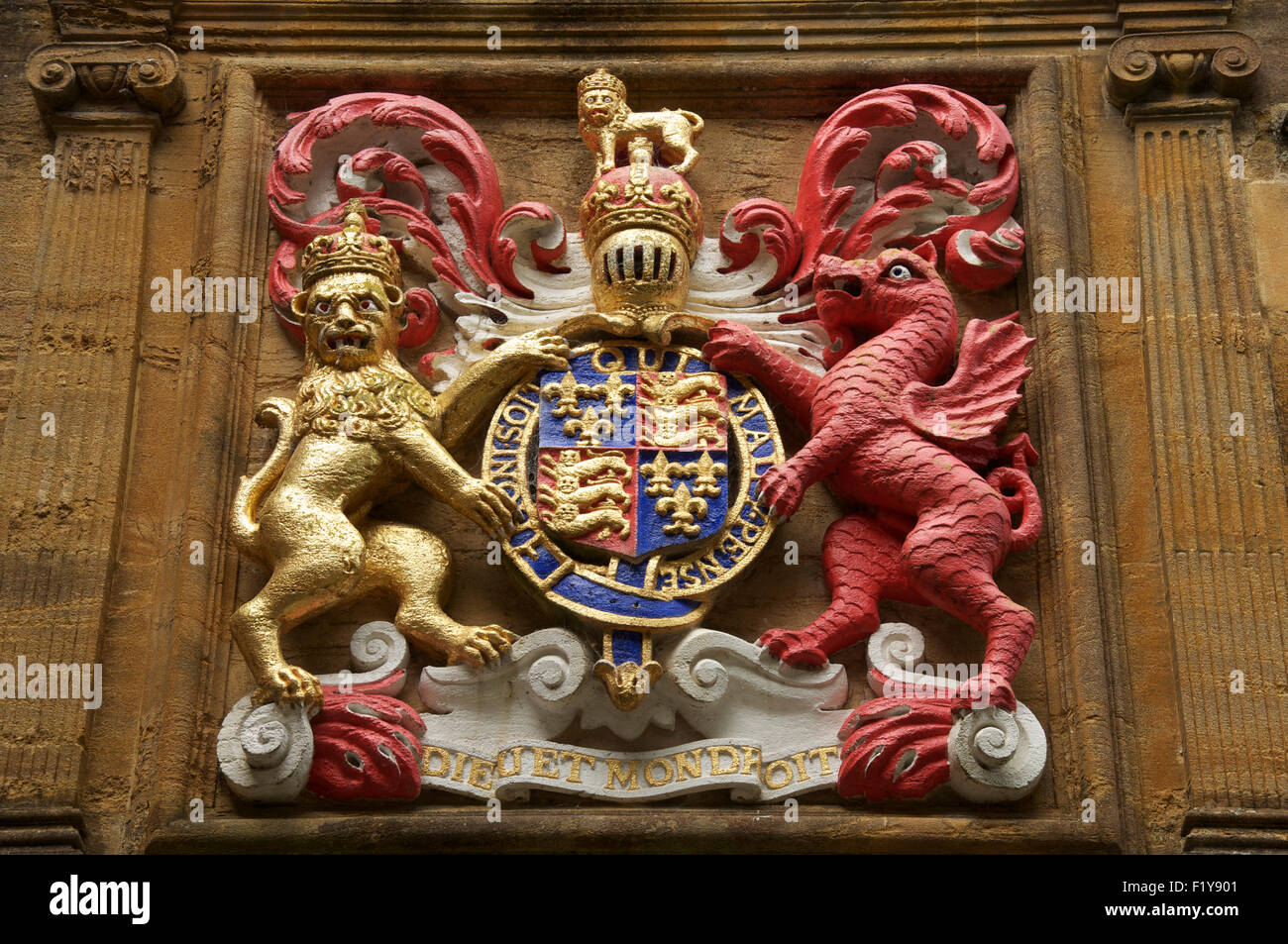 Les armoiries royales du roi Édouard 6e en raison de Sherborne School, qui a été fondée en son règne. Dorset, Angleterre, Royaume-Uni. Banque D'Images