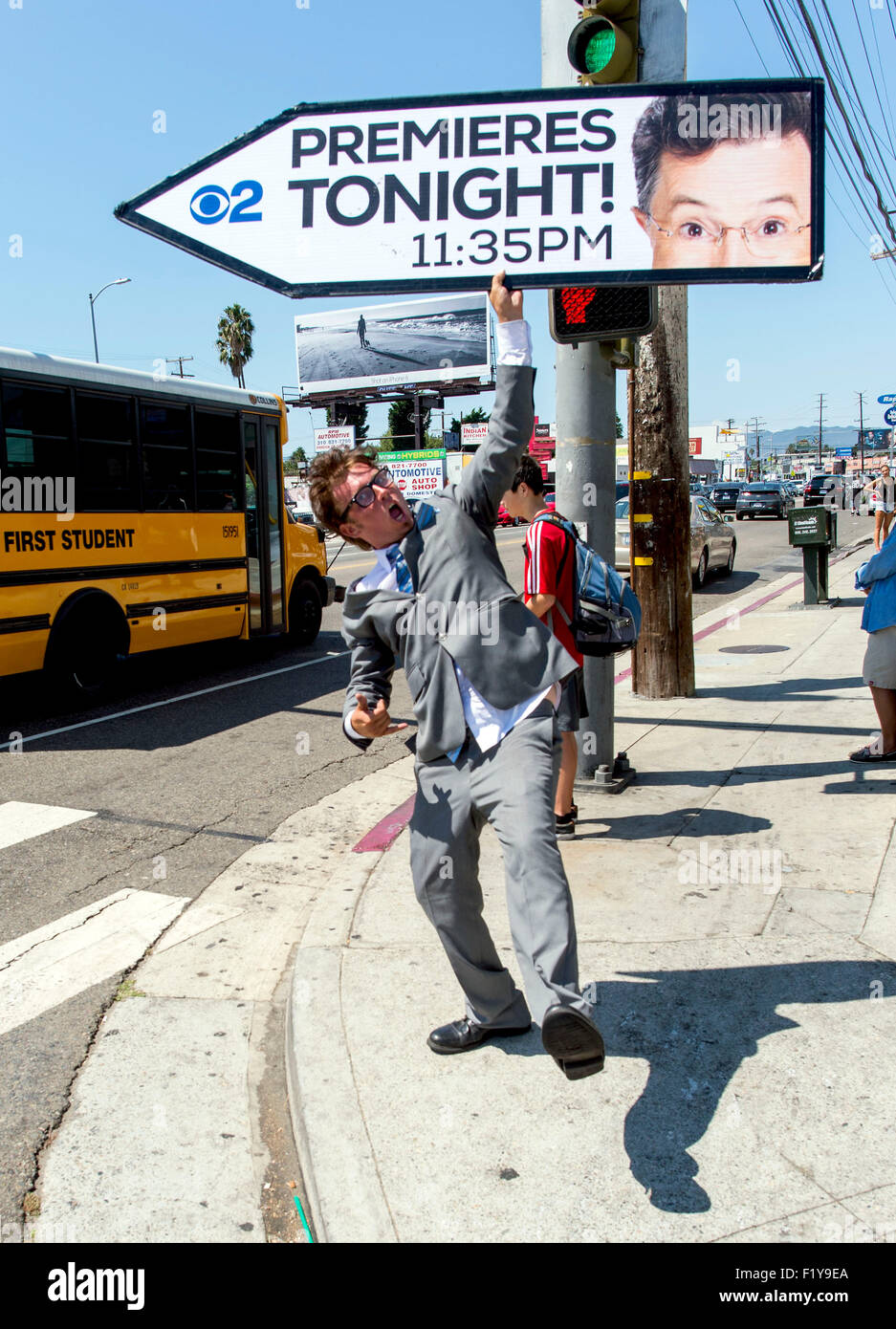 Los Angeles, Californie, USA. 05Th Nov, 2015. Publicité AArow sign spinner KOREY MENDENHALL attire l'attention sur la premiere ce soir de la fin du Show avec Stephen Colbert. Crédit : Brian Cahn/ZUMA/Alamy Fil Live News Banque D'Images