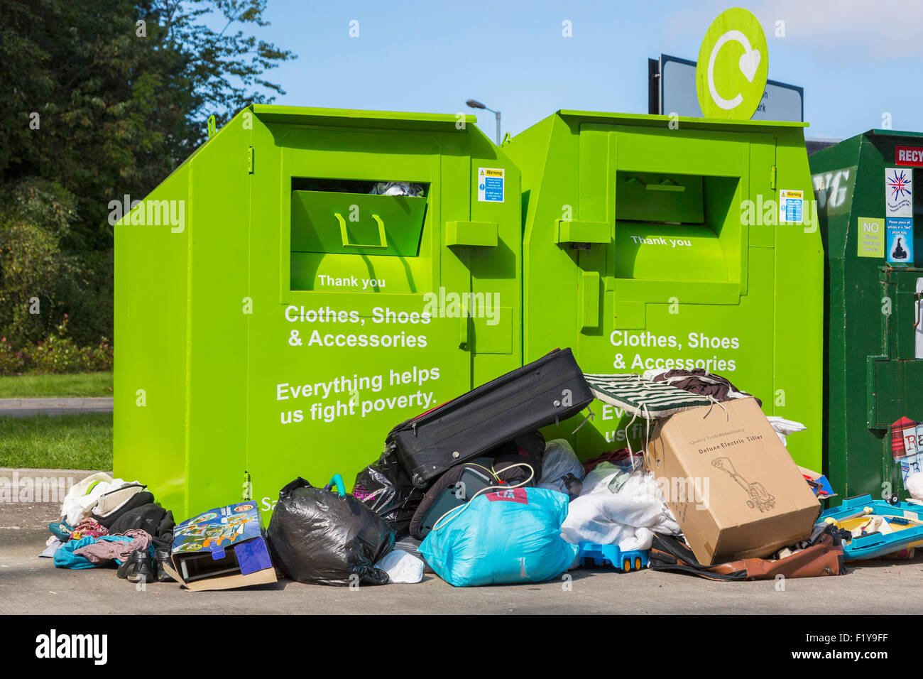 Bacs de recyclage débordant de marchandises et de déchets qui a été laissé, Glasgow Ecosse < Banque D'Images