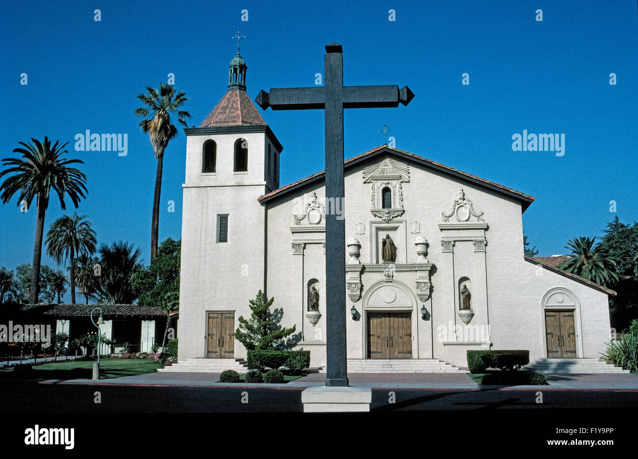 Le bâtiment d'église est tout ce qui reste de la Mission Santa Clara de Asis que fut fondée en 1777 près de l'extrémité sud de la baie de San Francisco d'aujourd'hui à Santa Clara, Californie, États-Unis. C'était la huitième des 21 missions espagnoles établi vers le haut et le bas de l'état. Cette structure 1928 est une réplique modernisée de l'église 1825 qui a été détruit par un incendie ; quatre églises mission Santa Clara ont été détruits par les inondations et les tremblements de terre. Situé sur le campus de l'Université de Santa Clara, l'église sert maintenant de la chapelle du collège et est également ouvert au public. Banque D'Images